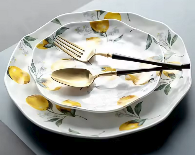 assiettes-céramique-motif-citron-table-repas-barbacue-été-salade-grillade