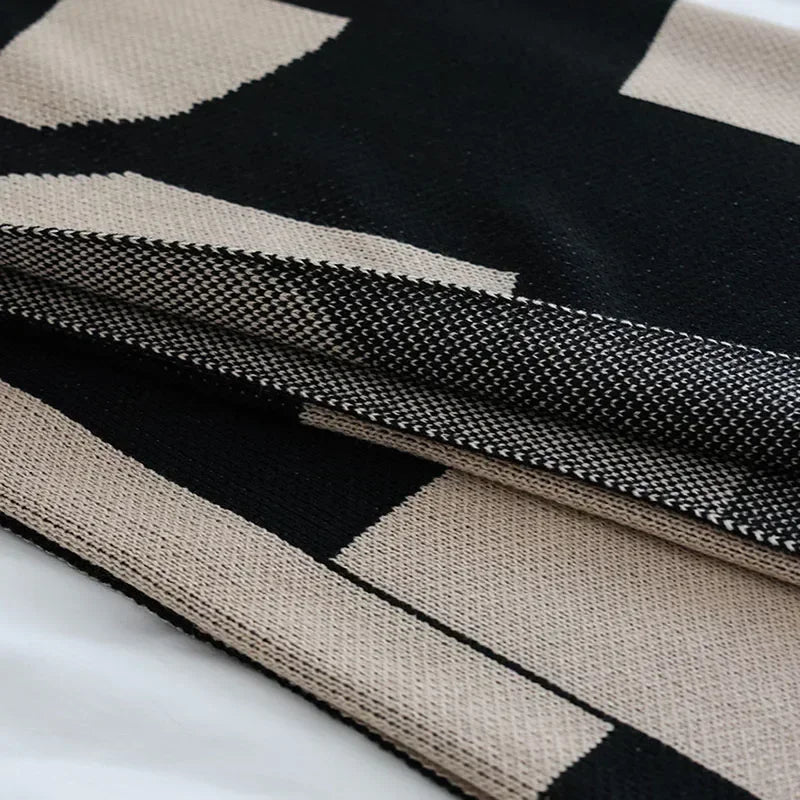 plaid-motif-geometric-coton-noir-beige-décoration-maison-salon-cocooning