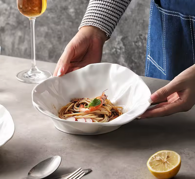 saladier-blanc-céréamique-forme-plissé-accessoire-cuisine-corbeille-fruit